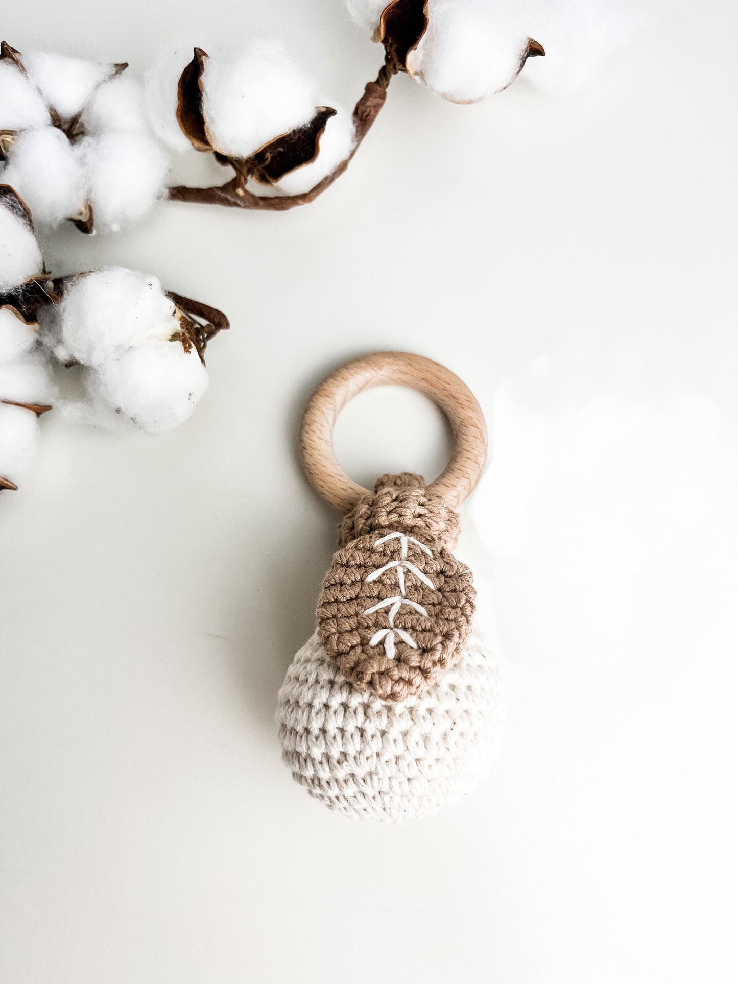 Hochet bois et crochet - Poire beige