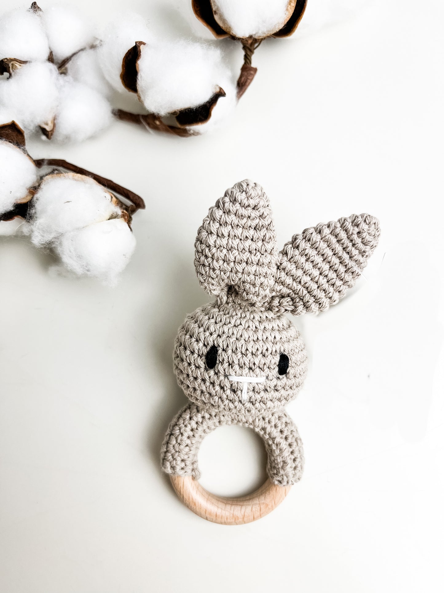 Hochet bois et crochet - Lapin beige foncé