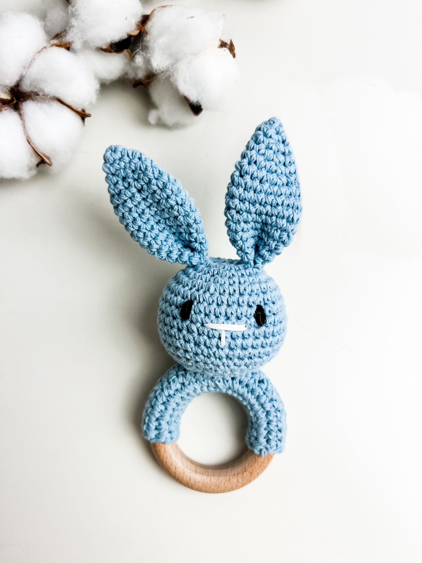 Hochet bois et crochet - Lapin bleu