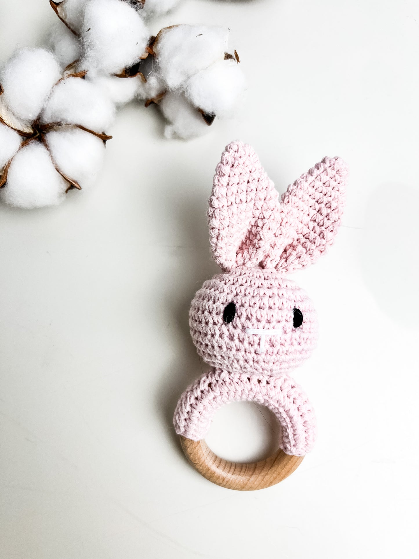 Hochet bois et crochet - Lapin rose