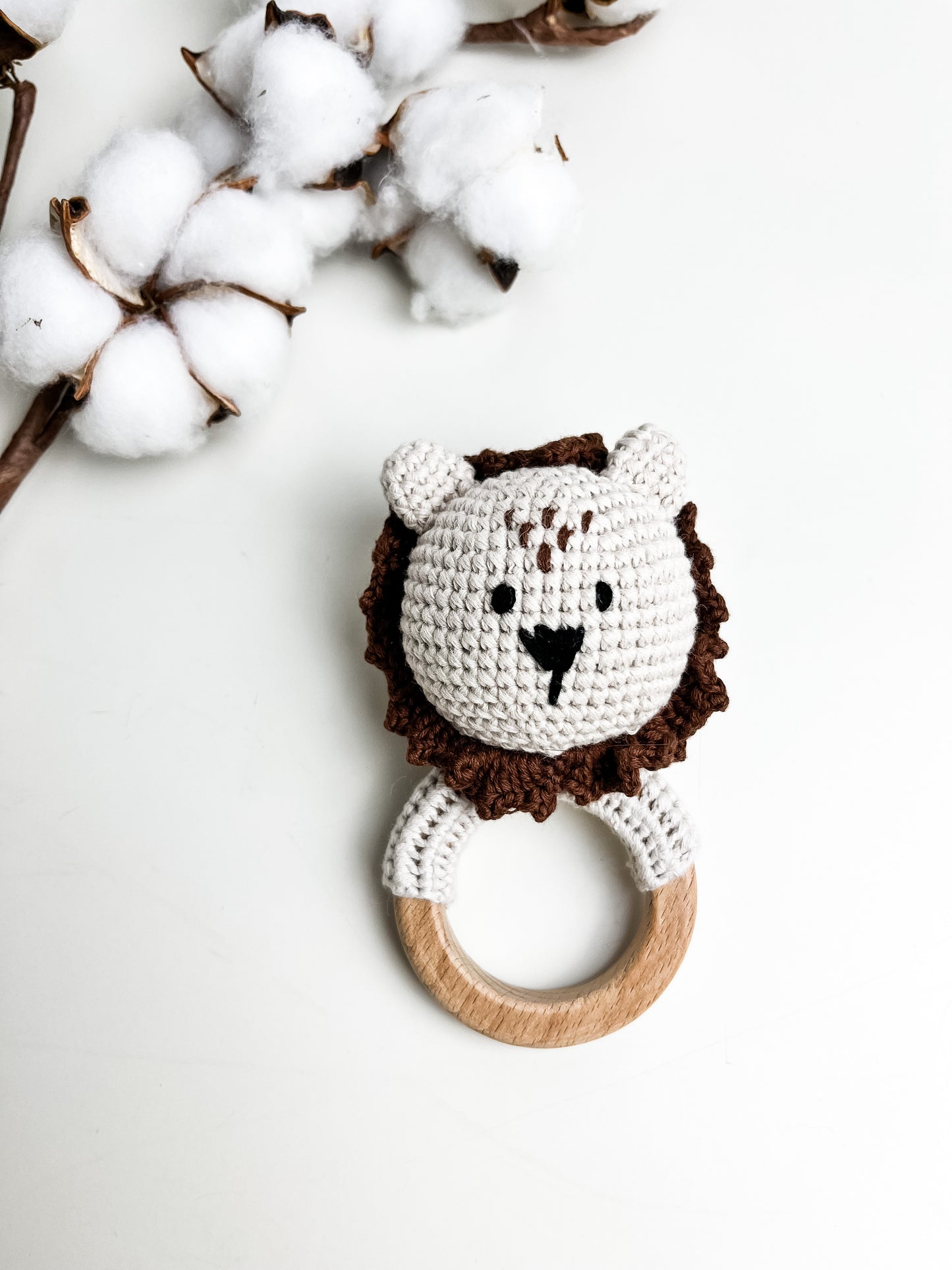 Hochet bois et crochet - Lion brun