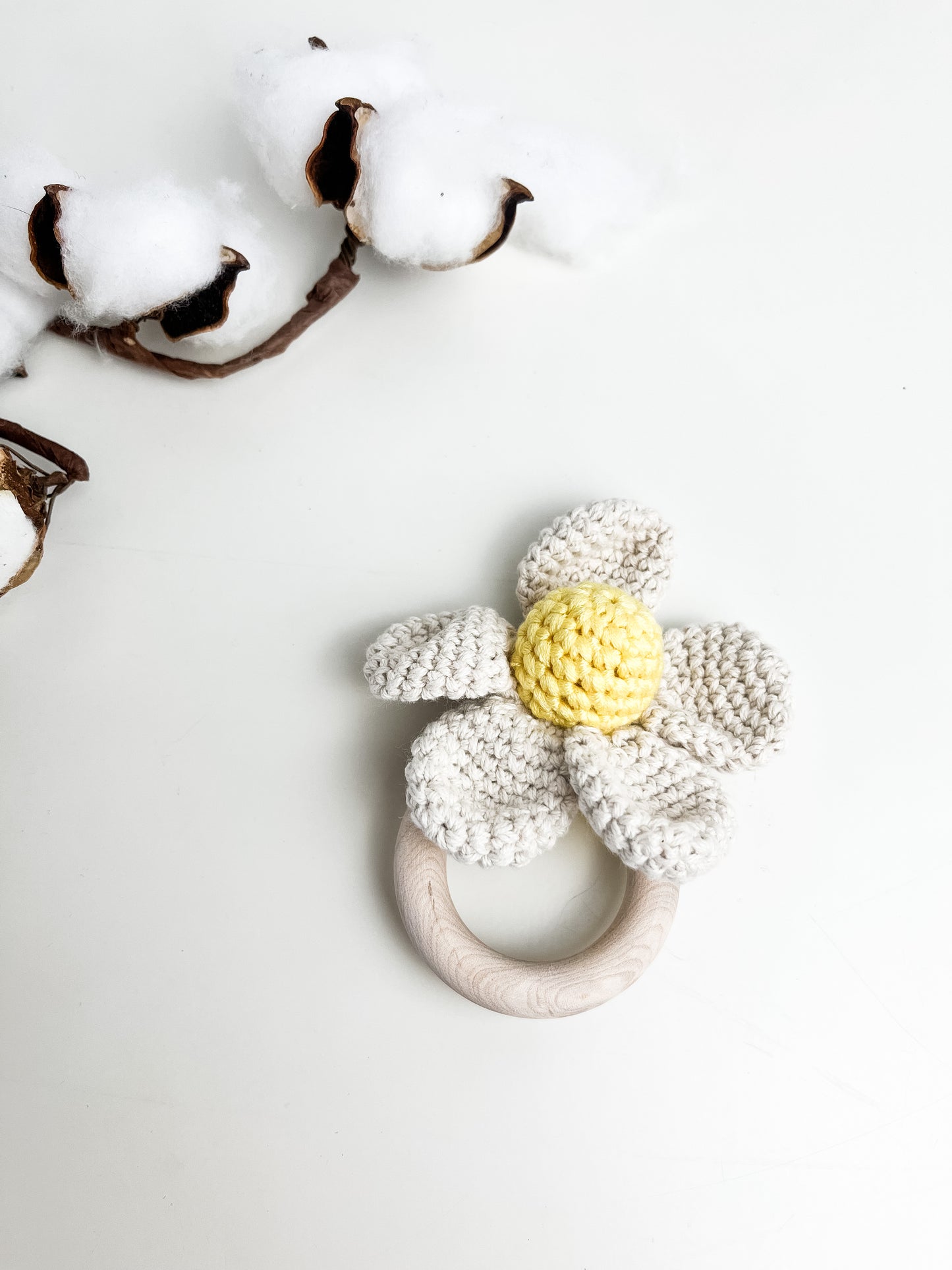 Hochet bois et crochet - Marguerite