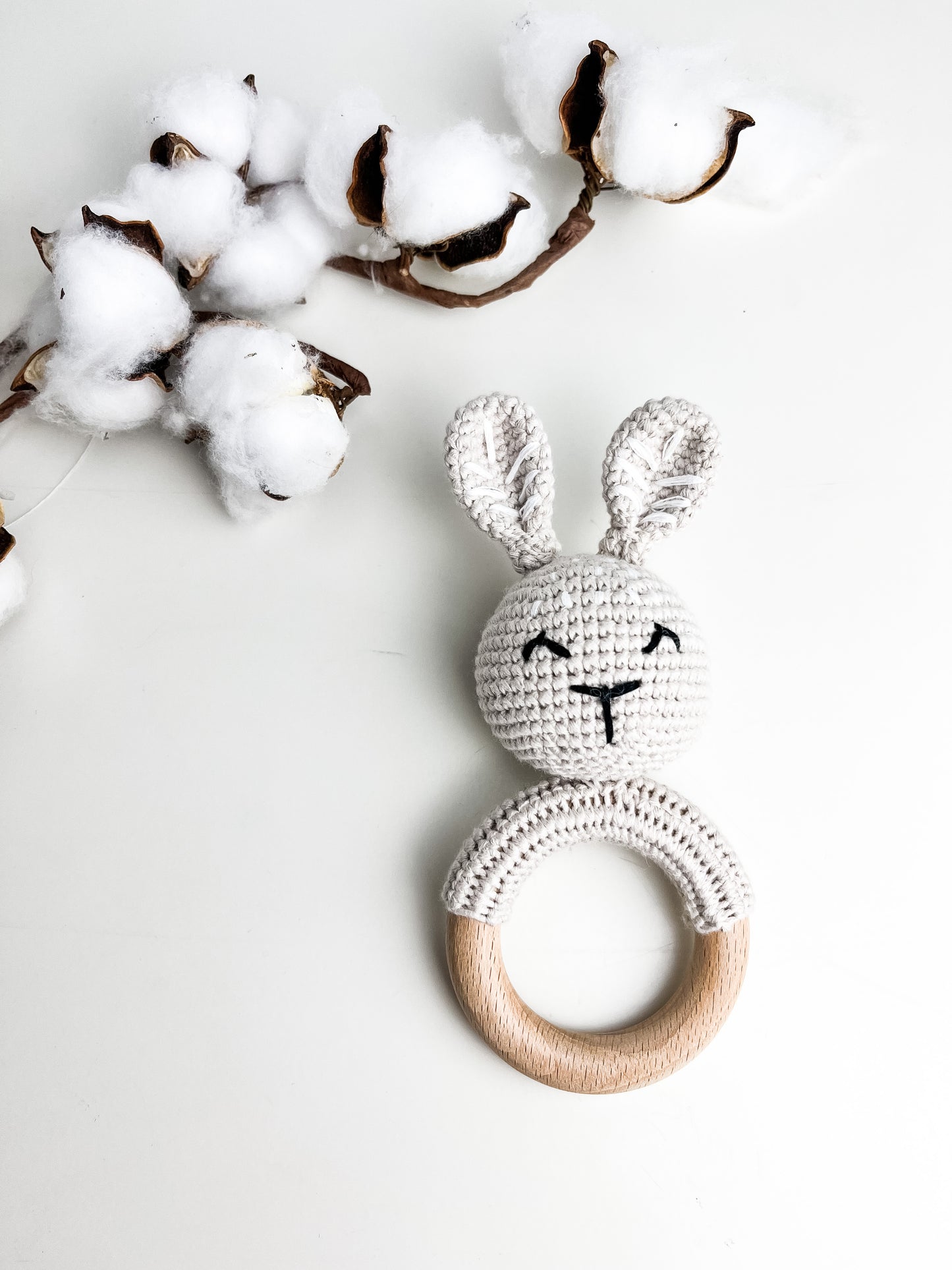 Hochet bois et crochet - Lapin beige pâle