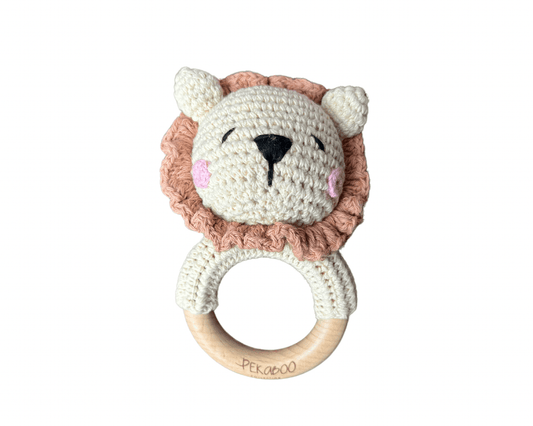 Hochet bois et crochet - Lion beige et rose