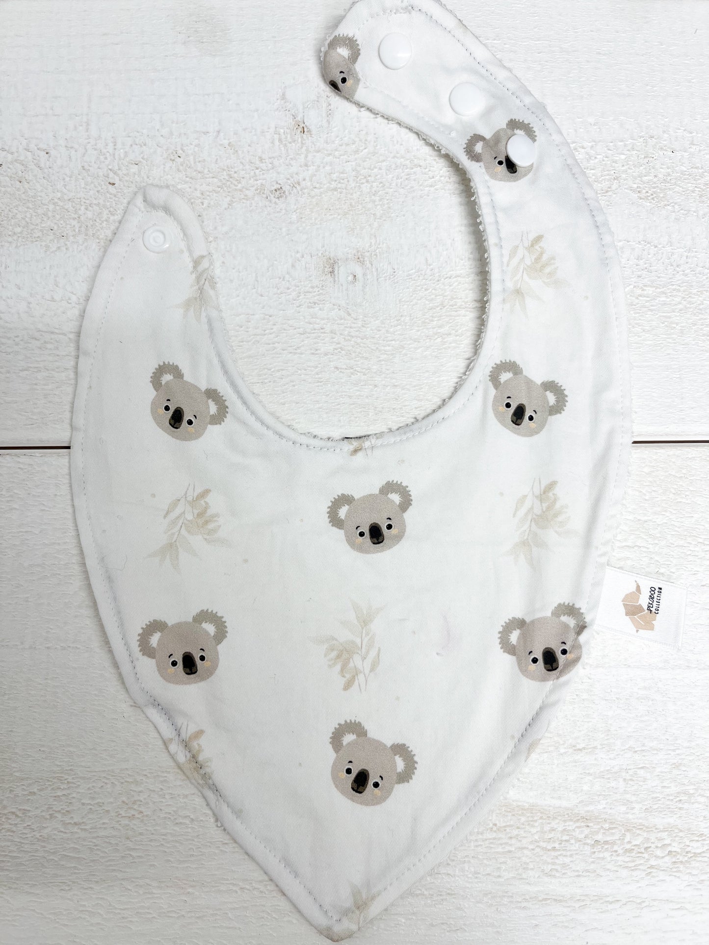 Bavoir - Koalas et feuillus beige (Tache d'encre rouge et mal cousu)