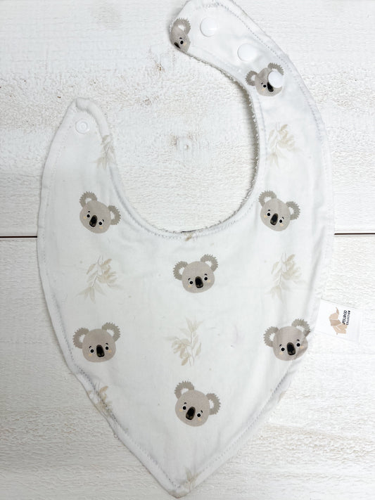Bavoir - Koalas et feuillus beige (Tache d'encre rouge et mal cousu)