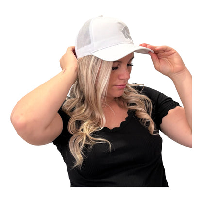 Casquette blanche pour femme avec ouverture pour chignon - Logo gris