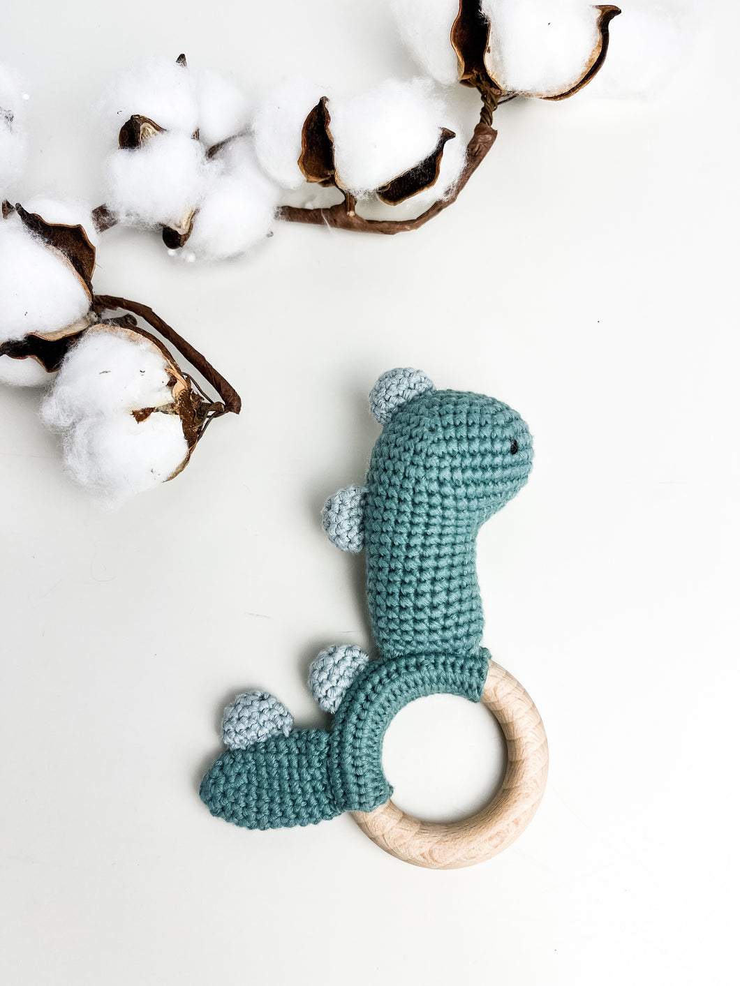 Hochet bois et crochet- Dino vert-bleu
