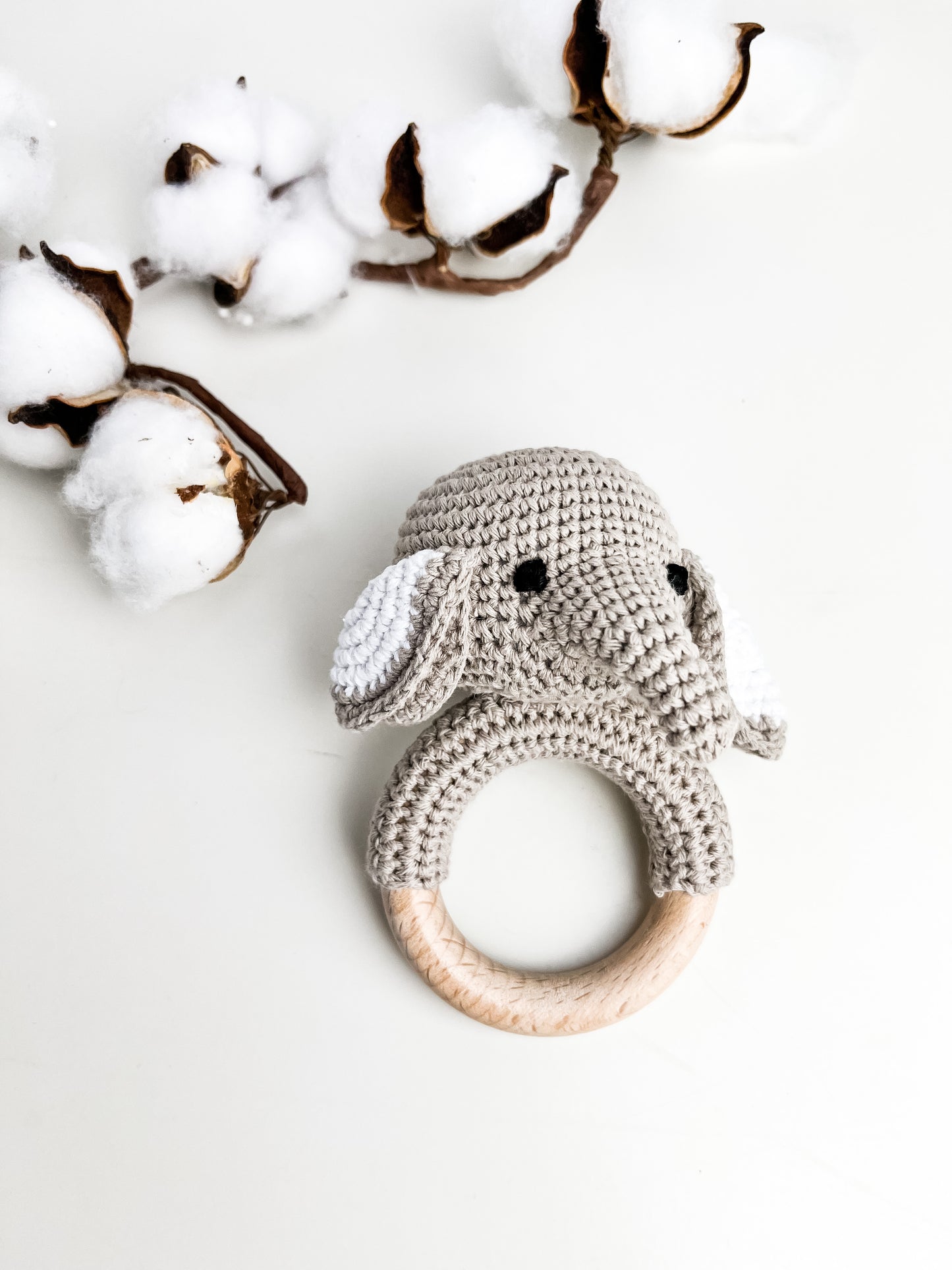 Hochet bois et crochet - Éléphant beige