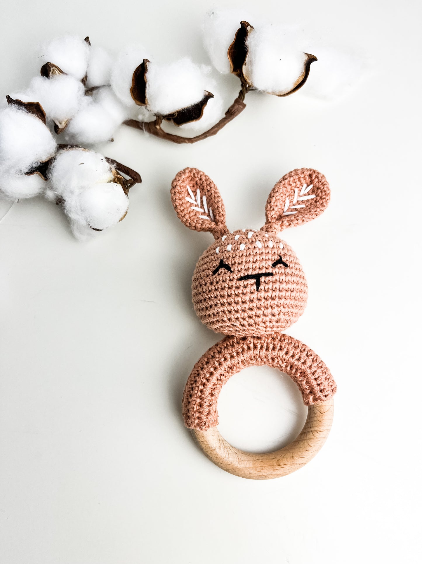 Hochet bois et crochet - Lapin rose beige