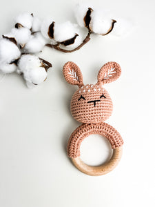 Hochet bois et crochet- Lapin rose beige