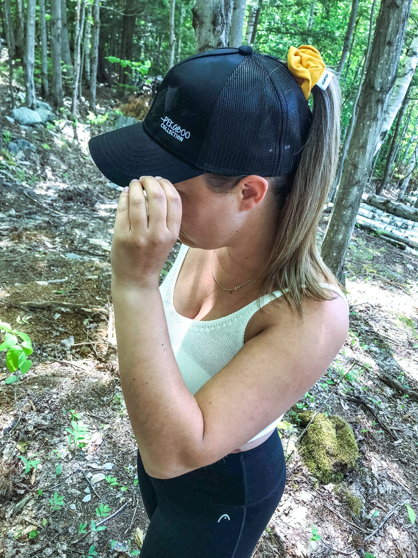 Casquette noire pour femme avec fente pour chignon - Logo noir