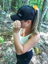 Charger l&#39;image dans la galerie, Casquette noire pour femme avec fente pour chignon-Noir
